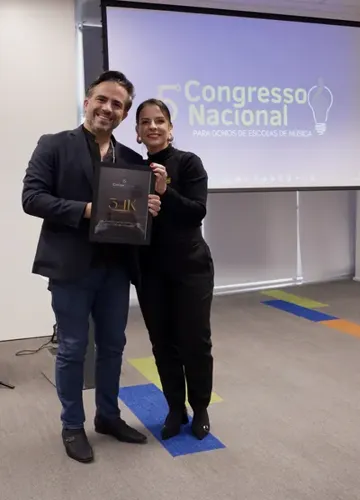 Dono de escola de música premiado por faturar R$ 50 mil
