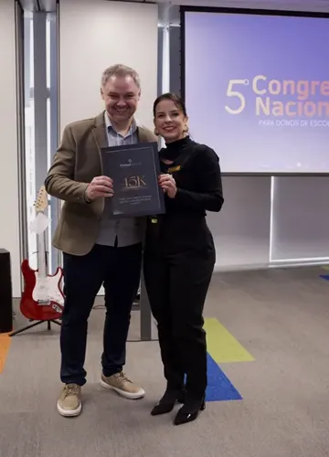 Dono de escola de música premiado por faturar R$ 45 mil